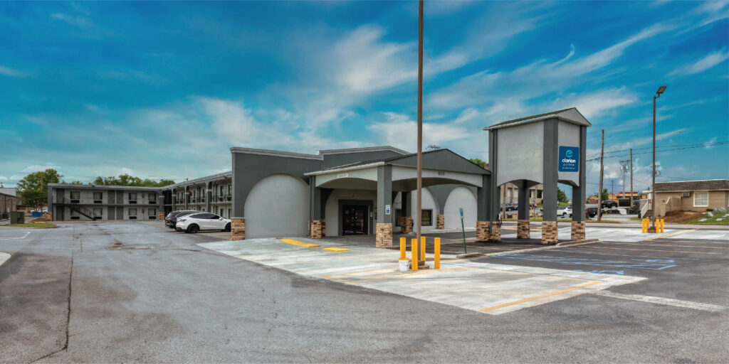 Best Family Hotels Decatur Alabama: Clarion Pointe River City