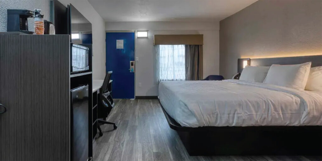 Romantic Hotels Decatur Alabama: Clarion Pointe Couples Getaway